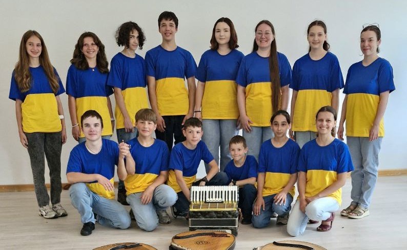 Bilde av Coloured Strings fra Ukraina med instrumenter